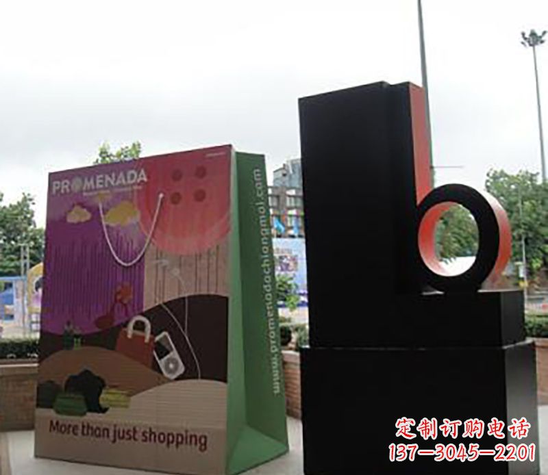 赣州不锈钢购物袋雕塑为公园带来现代风格