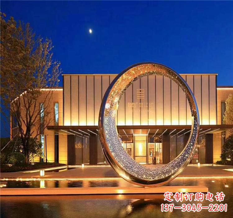 赣州不锈钢圆环雕塑给空间增添无限美感