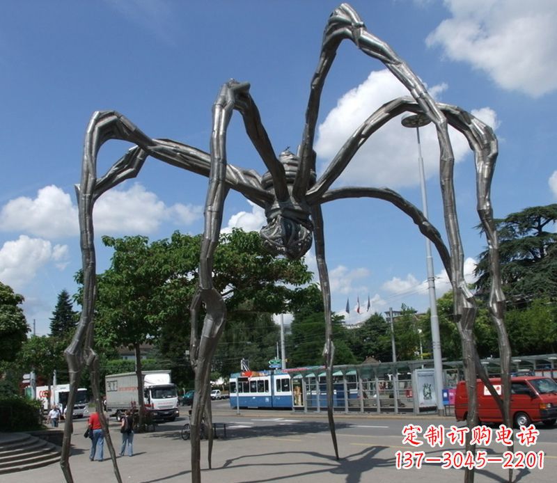 赣州蜘蛛侠雕塑点缀不锈钢的景观