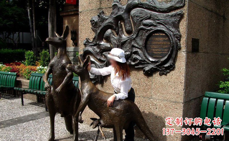 赣州步行街袋鼠景观铜雕