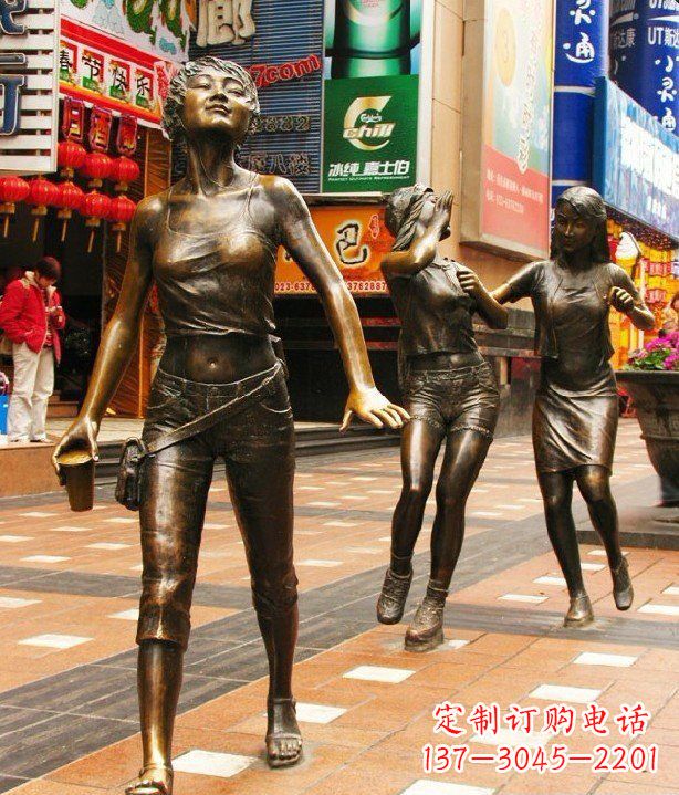 赣州步行街逛街的女孩以铜雕的形式永久保存