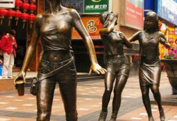 赣州步行街逛街的女孩以铜雕的形式永久保存