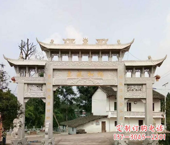 赣州村口三门石雕牌楼精美的雕塑杰作