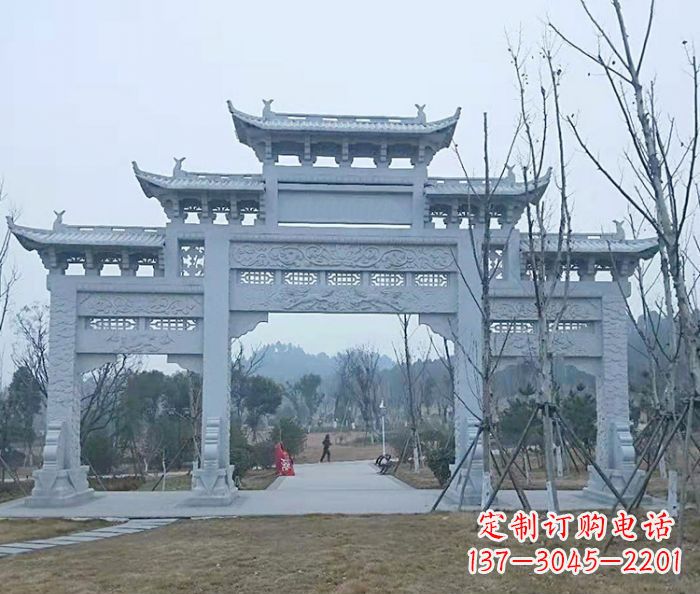 赣州村口三门石雕牌楼古朴华丽