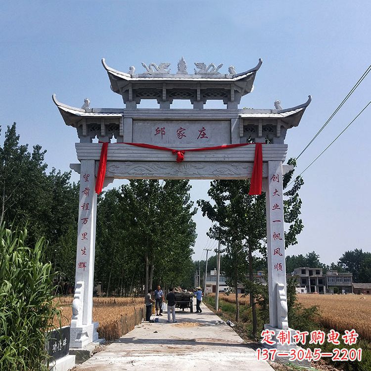 赣州古村落中的石牌坊雕塑