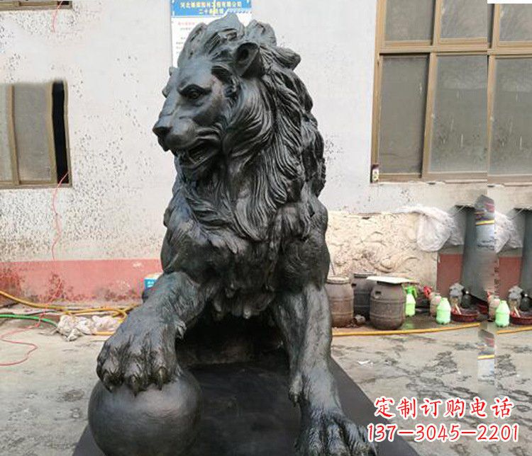 赣州高质量西方踩球狮子铜雕塑
