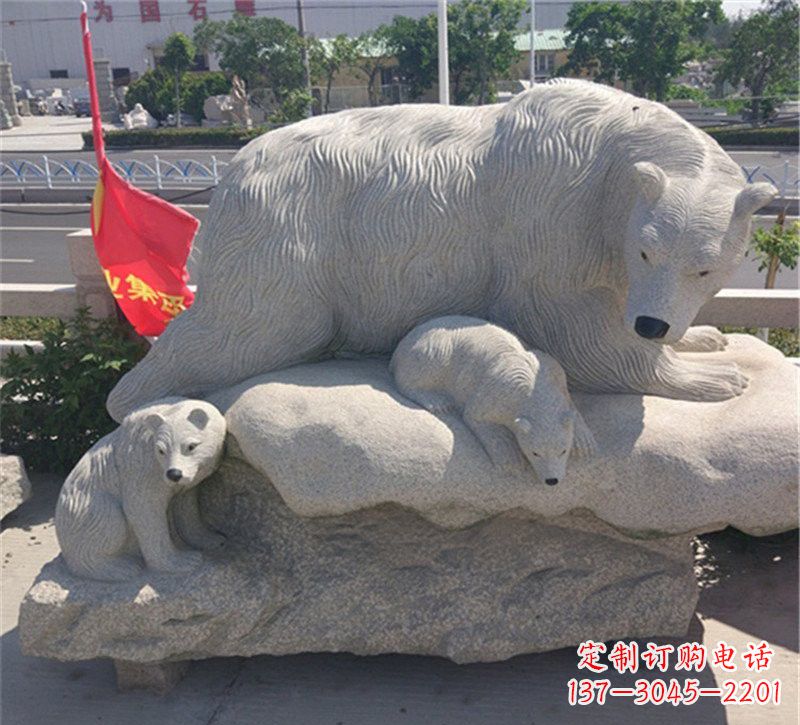 赣州公园北极熊母子石雕