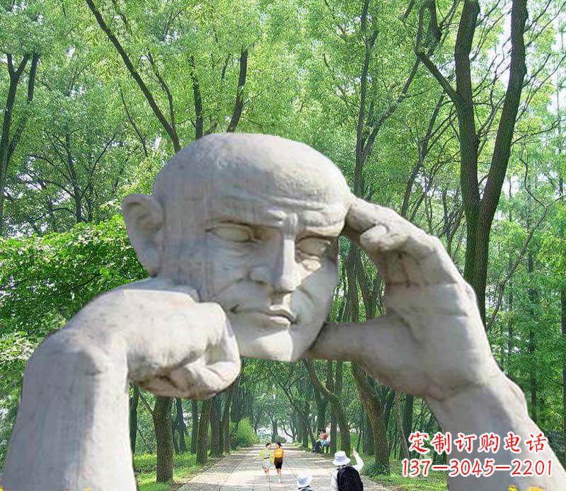 赣州公园抽象人物拱门石雕