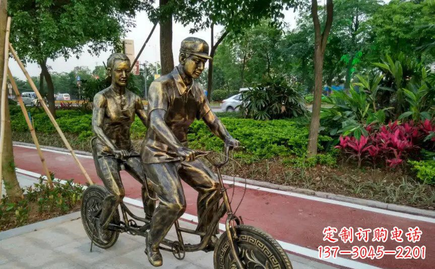 赣州公园两人骑自行车铜雕