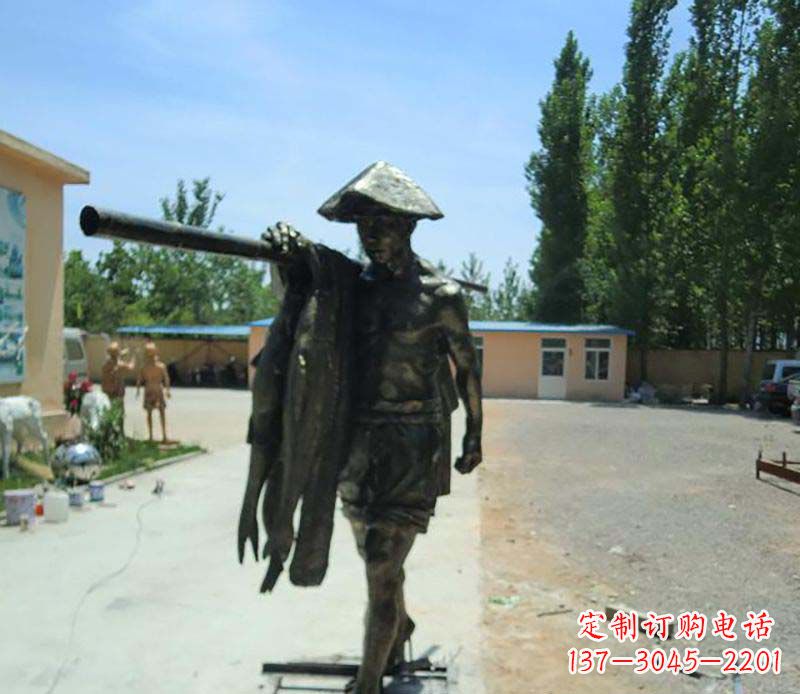 赣州传承古老文化的渔民雕塑