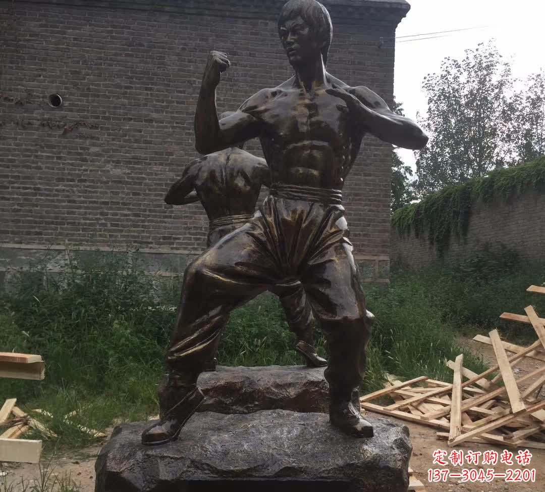 赣州令人叹为观止的李小龙铜雕
