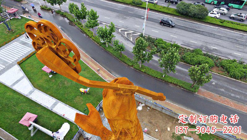 赣州广场叼着钥匙的鱼景观铜雕