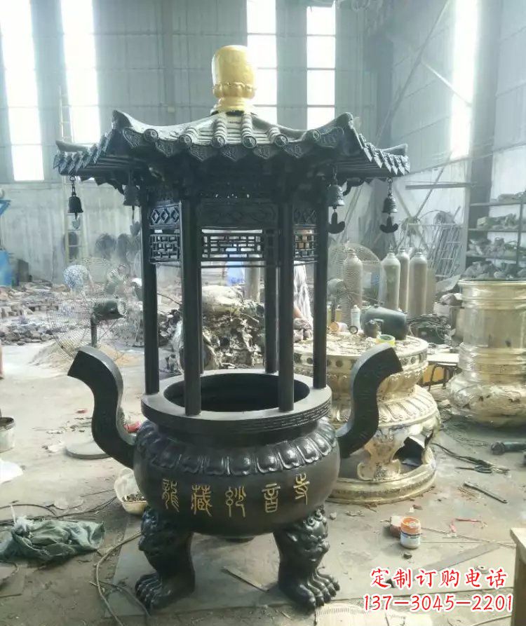 赣州寺庙圆香炉铜雕 (2)