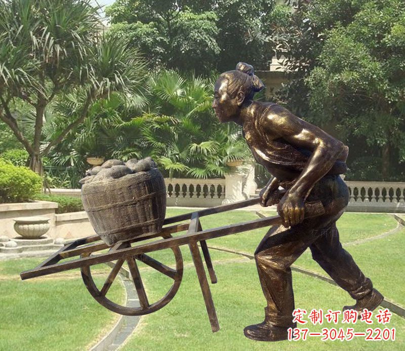 赣州推独轮车的古人铜雕