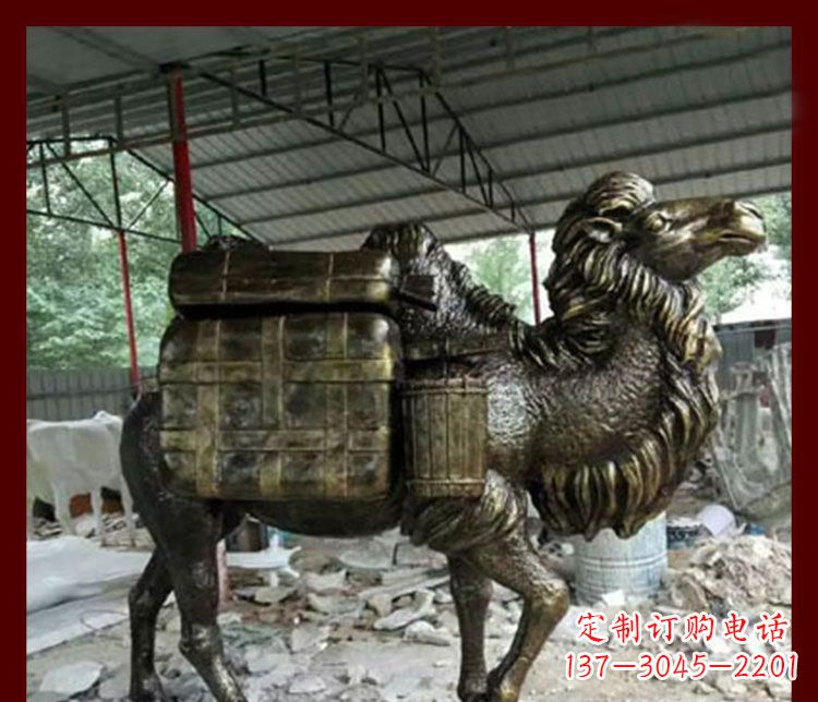 赣州拖行李的骆驼动物铜雕