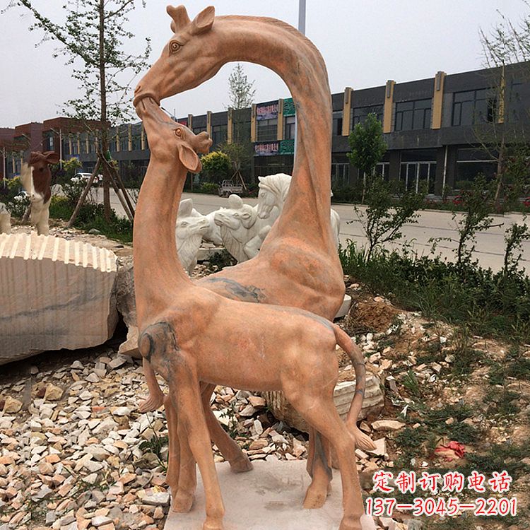 赣州晚霞红石雕长颈鹿-校园公园母子亲情景观雕塑