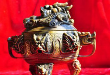 赣州三足香炉铜雕，象征家庭和睦
