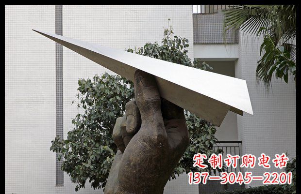 赣州小区不锈钢手拿纸飞机雕塑