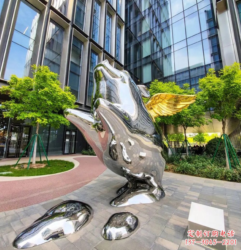 赣州猪雕塑-酒店门口一只带翅膀不锈钢镜面猪雕塑
