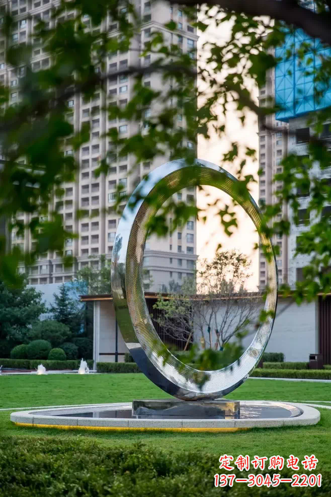 赣州圆环雕塑-别墅草坪不锈钢镜面大型户外景观圆环雕塑